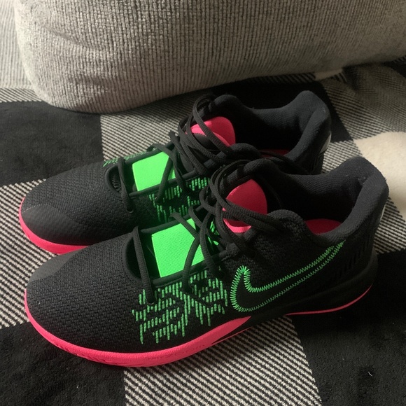Nike Other - Kyrie Flytrap 2 Hyperpink